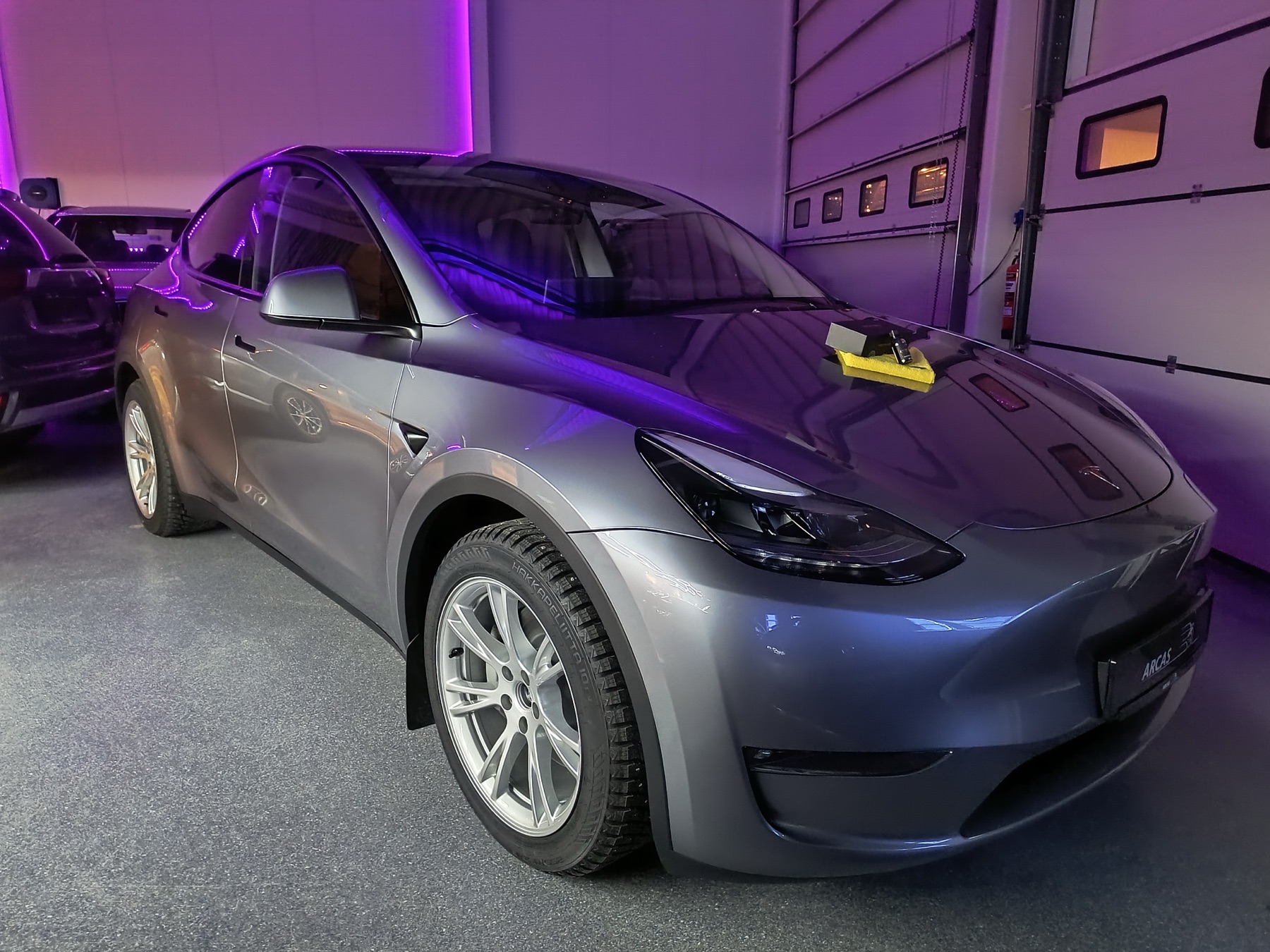 Arcas Detailing AS klargjør en bil i showroom på Rønvikfjæra 7 i Bodø