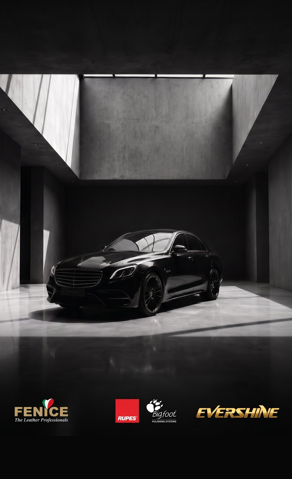 Svart Mercedes S-klasse i moderne showroom hos Arcas Detailing AS i Bodø